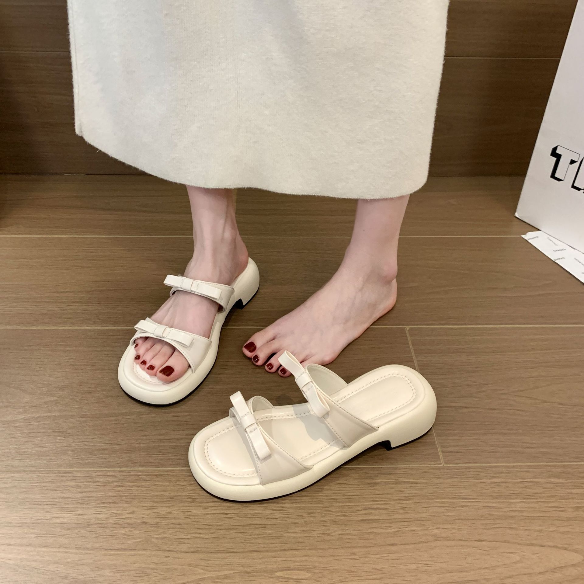 Cool slippers women s summer wear 2025 new super soft high-value open-toe slippers female Internet celebrity temperament bow 35
Cool slippers women s summer wear 2025 new super soft high-value open-toe slippers female Internet celebrity temperament bow 35