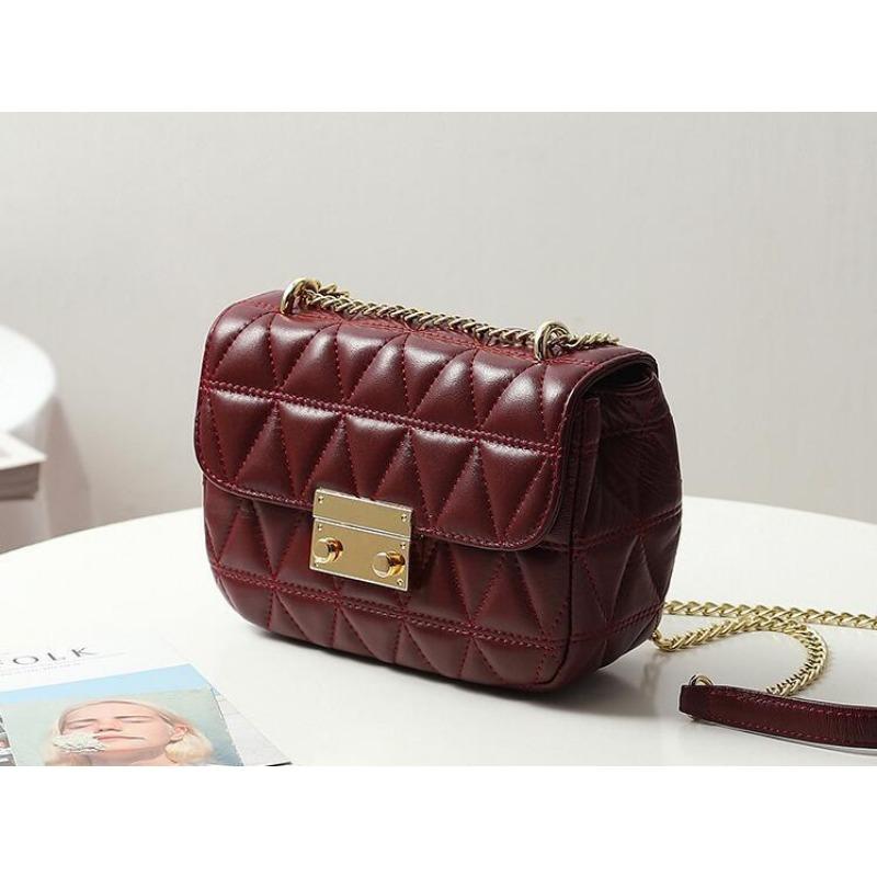 2025 новая женская сумка из кожи с ромбовидной вышивкой нитью, на заказ, нишевый замок-цепочка, маленькая квадратная сумка, поставка для внешней торговли бордовый
2025 новая женская сумка из кожи с ромбовидной вышивкой нитью, на заказ, нишевый замок-цепочка, маленькая квадратная сумка, поставка для внешней торговли бордовый