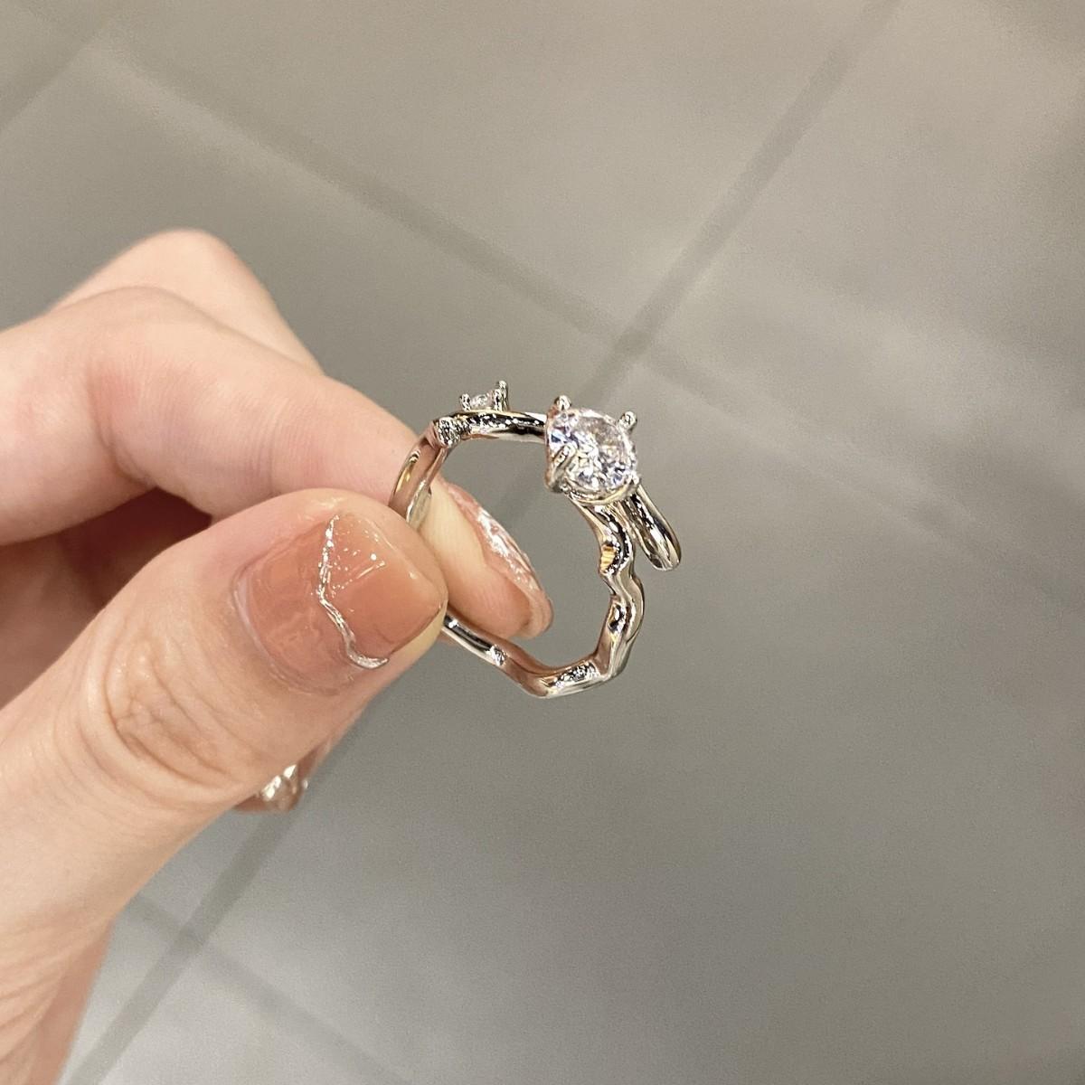 Branch woven open ring, simple and versatile, fashionable and niche, high-end sensory food ring opening adjustable білий
Branch woven open ring, simple and versatile, fashionable and niche, high-end sensory food ring opening adjustable білий