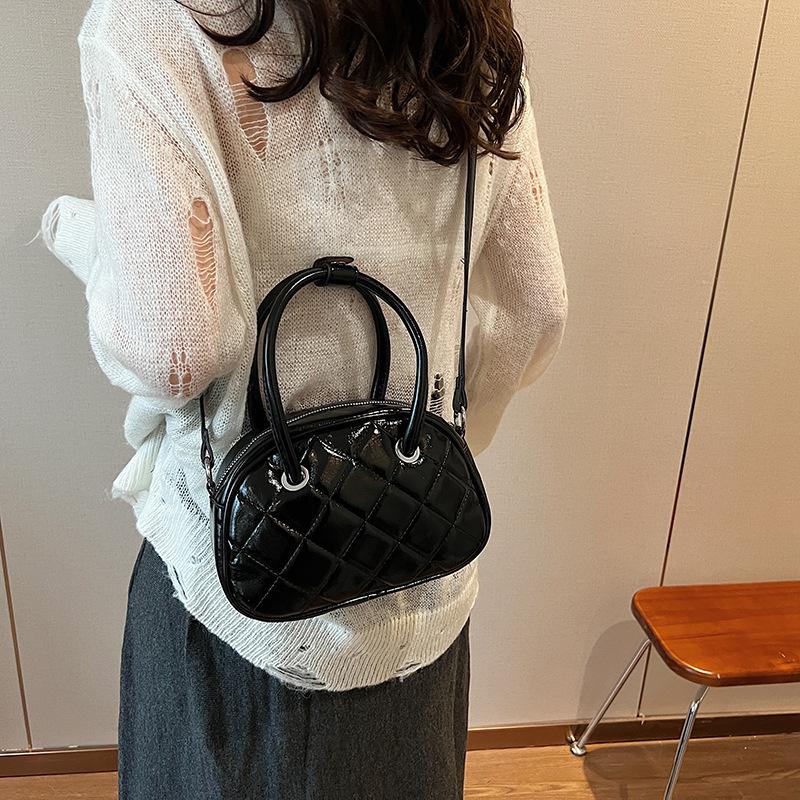 2024 new foreign style fashion super fire bowling bag handbag niche embroidered thread rhombus shoulder messenger bag кофейный
2024 new foreign style fashion super fire bowling bag handbag niche embroidered thread rhombus shoulder messenger bag кофейный