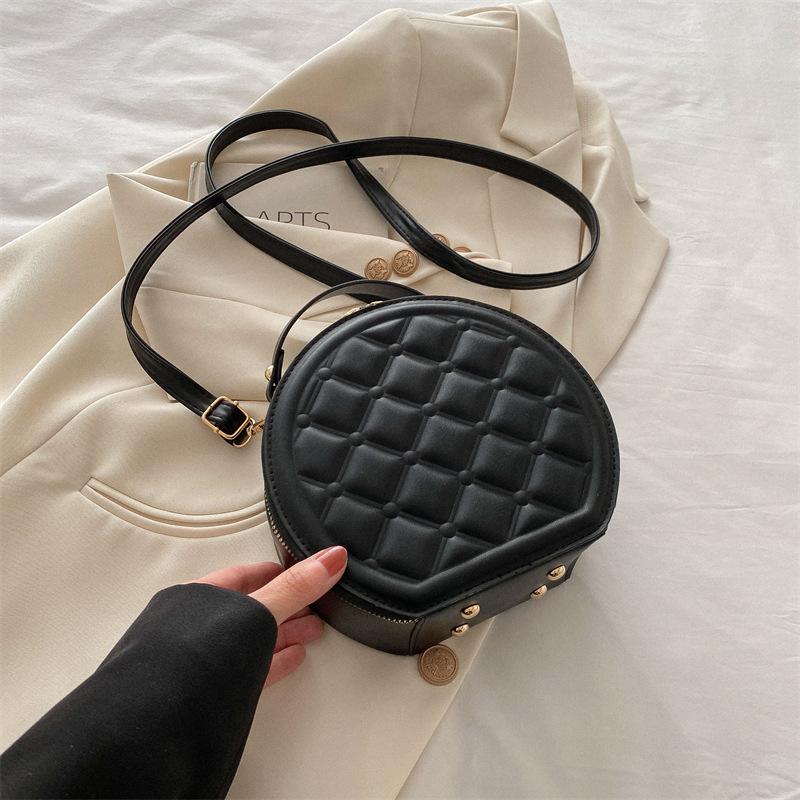 Стильная и красивая персонализированная маленькая круглая сумка 2024 новая женская сумка, простая фактурная сумка в этом году, сумка-мессенджер через плечо чёрный
Стильная и красивая персонализированная маленькая круглая сумка 2024 новая женская сумка, простая фактурная сумка в этом году, сумка-мессенджер через плечо чёрный
