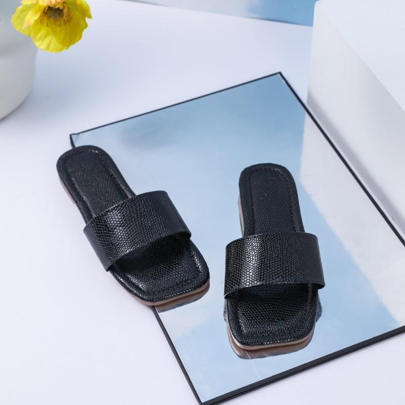 A Girl Wearing Plain-soled Shoes with A New Style Square-toe Flip-flop on Top of Her Outerwear. 36 чорний
A Girl Wearing Plain-soled Shoes with A New Style Square-toe Flip-flop on Top of Her Outerwear. 36 чорний