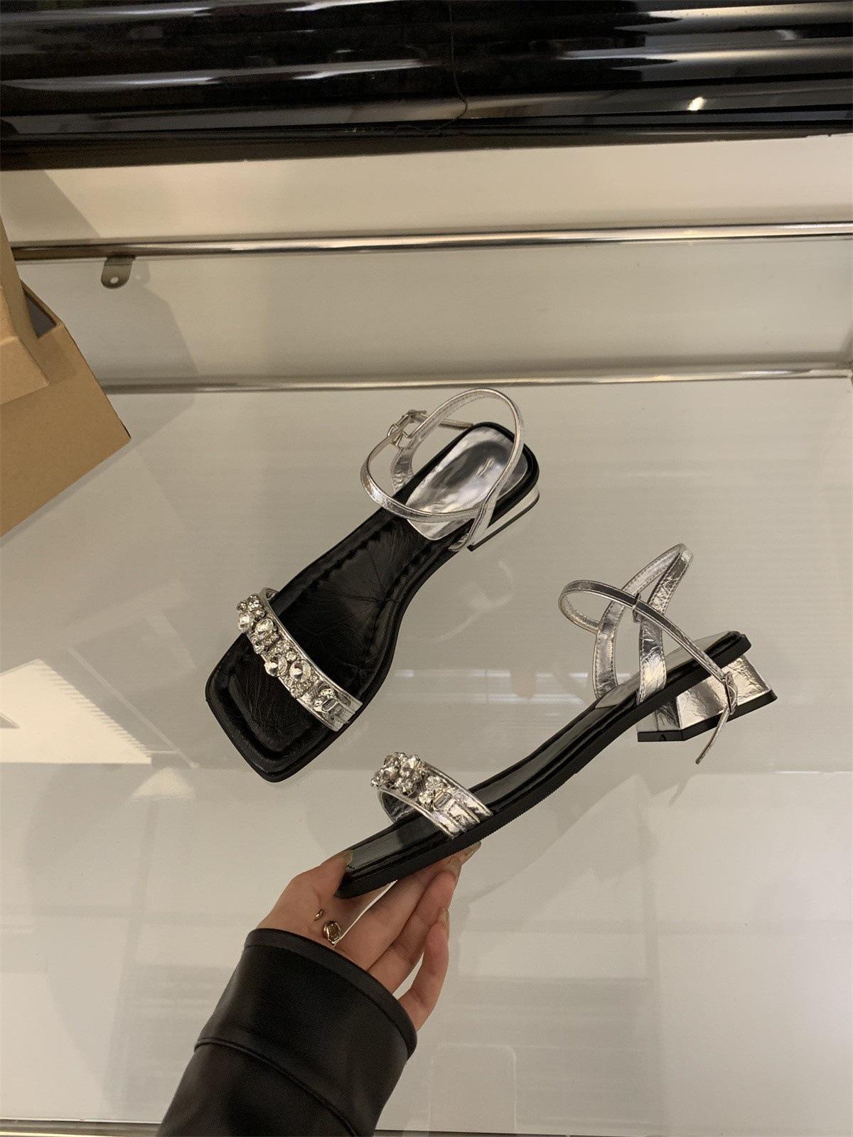 One-word buckle sandals female summer new rhinestone temperament fairy skirt French thick heel evening silver Roman shoes 35
One-word buckle sandals female summer new rhinestone temperament fairy skirt French thick heel evening silver Roman shoes 35