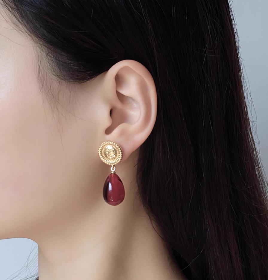 Elegant Retro Glass Teardrop Earrings for Women - Versatile and Luxurious Fashion Accessory вина червоного кольору
Elegant Retro Glass Teardrop Earrings for Women - Versatile and Luxurious Fashion Accessory вина червоного кольору