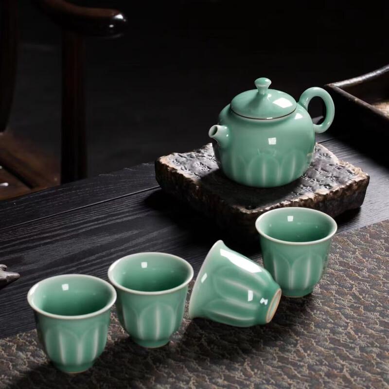 Yi Hu De Green Lotus Clay Tea Set with 1 Pot and 4 Cups
Yi Hu De Green Lotus Clay Tea Set with 1 Pot and 4 Cups