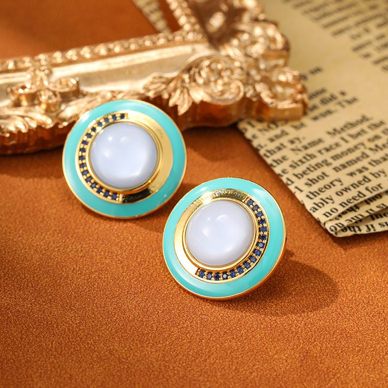 Women s Light Luxury Design Elegant Vintage Round Earrings Fashionable And Versatile Niche Design Earrings Daily Accessories
Women s Light Luxury Design Elegant Vintage Round Earrings Fashionable And Versatile Niche Design Earrings Daily Accessories