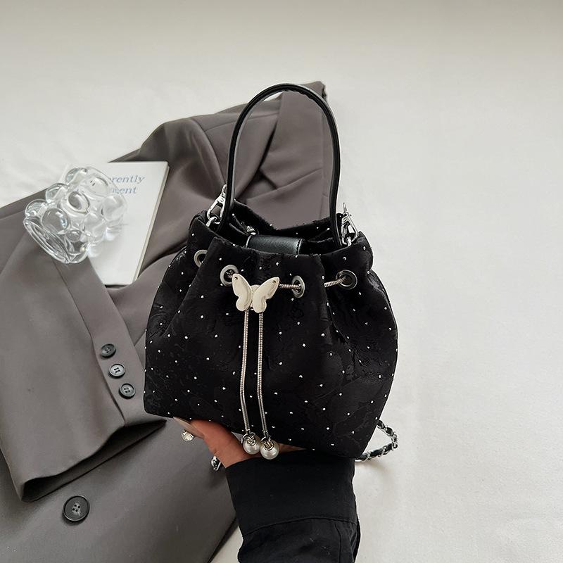 Niche simple portable small bag women s 2025 summer new fashion foreign style chain messenger bag commuter bucket bag чорний
Niche simple portable small bag women s 2025 summer new fashion foreign style chain messenger bag commuter bucket bag чорний