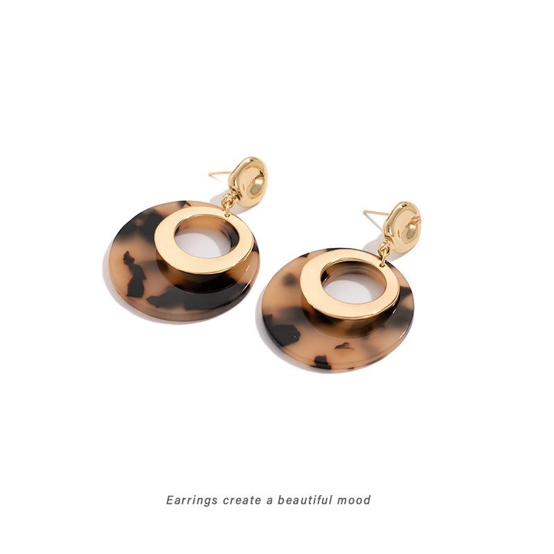 Retro Modern Hollow Oval Ear Studs: Personalized, Versatile, Stylish Mosquito Coil Clips for Women - Niche High-End Jewelry.
Retro Modern Hollow Oval Ear Studs: Personalized, Versatile, Stylish Mosquito Coil Clips for Women - Niche High-End Jewelry.