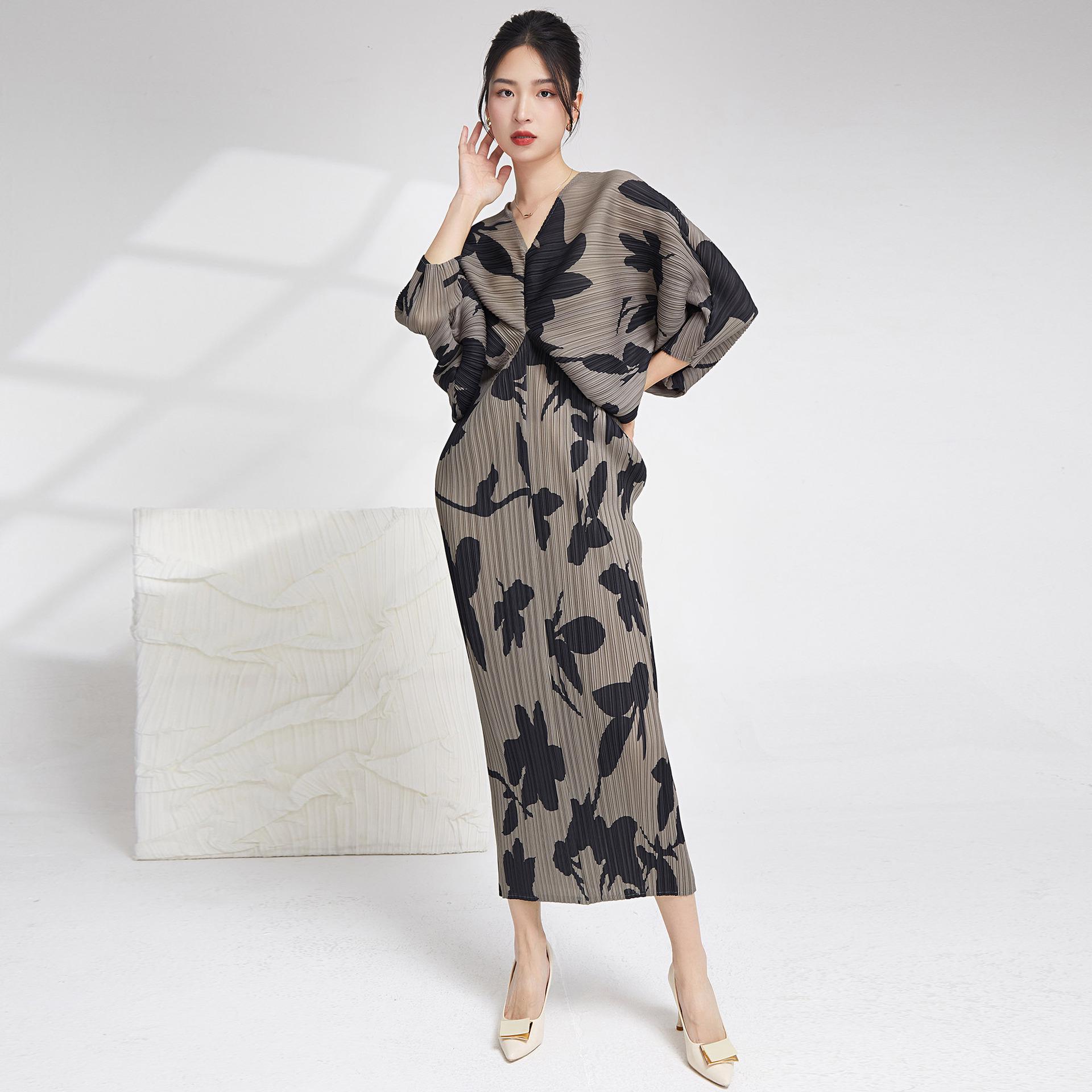 Элегантное длинное платье с V-образным вырезом и рукавами «летучая мышь» со складками - Приталенный силуэт One Size