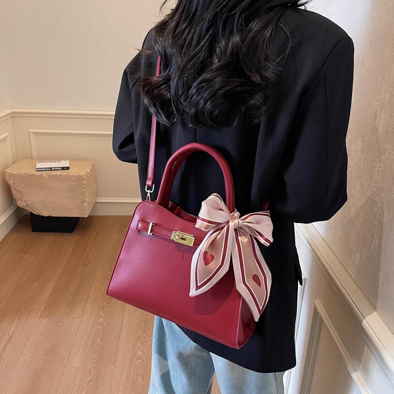 Wedding bag high-end small bag female red envelope 2025 new bridesmaid portable red wedding bride small square bag
Wedding bag high-end small bag female red envelope 2025 new bridesmaid portable red wedding bride small square bag