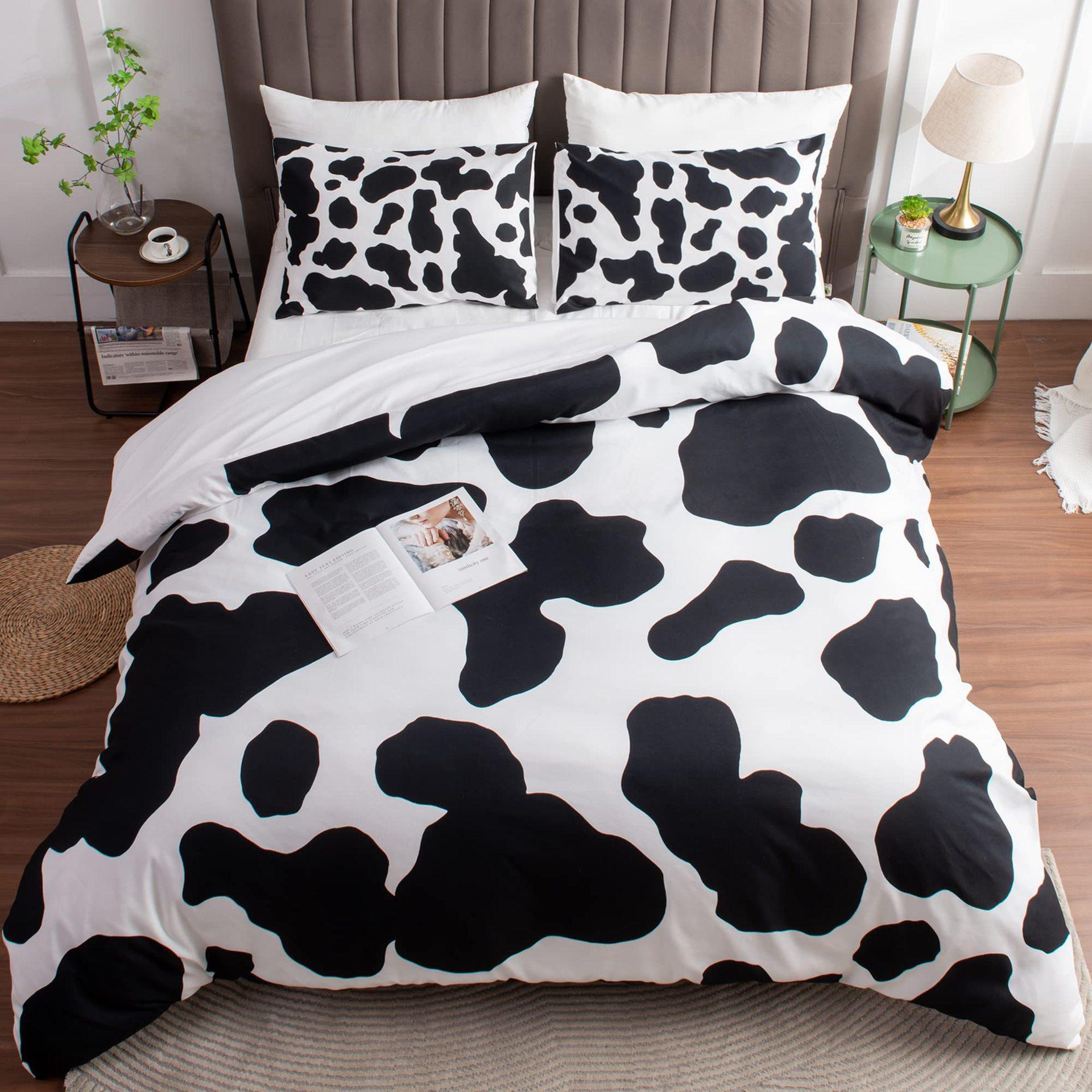 Cow Print Black And White Bedding Three-Piece Quilt Cover EU single 135*200
Cow Print Black And White Bedding Three-Piece Quilt Cover EU single 135*200