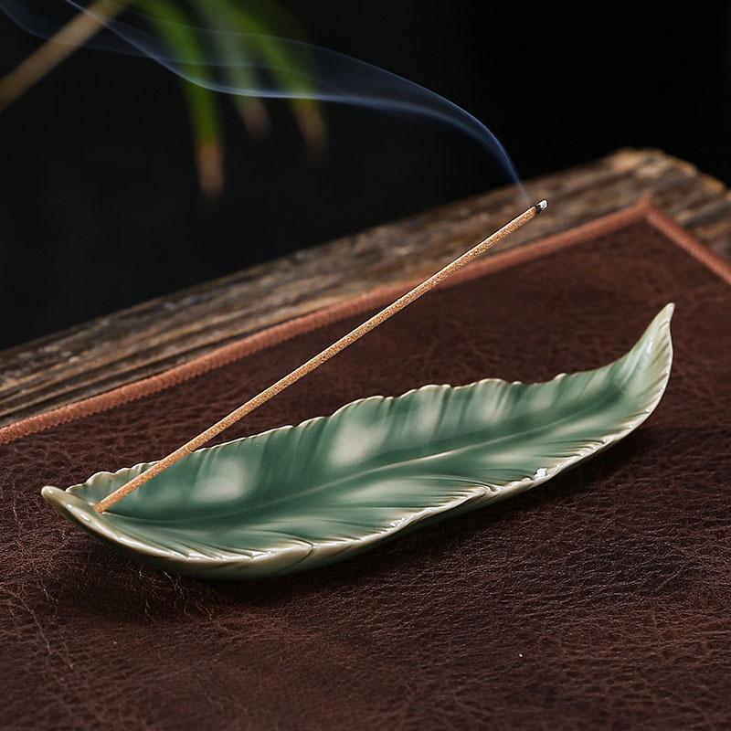 1pc Creative Ceramic Incense Sticks Burner Celadon Feather Design Suitable As A Gift for Friends and Family Tea Pet Home Decor
1pc Creative Ceramic Incense Sticks Burner Celadon Feather Design Suitable As A Gift for Friends and Family Tea Pet Home Decor
