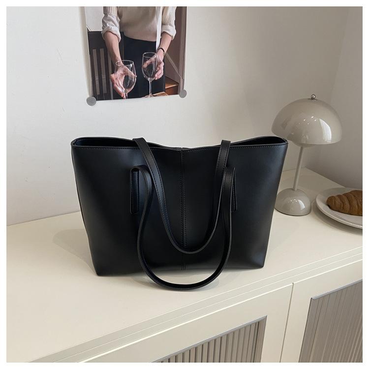 European and American large-capacity casual women s handbags, new soft leather textured tote bags, high-end retro shoulder bags чорний
European and American large-capacity casual women s handbags, new soft leather textured tote bags, high-end retro shoulder bags чорний