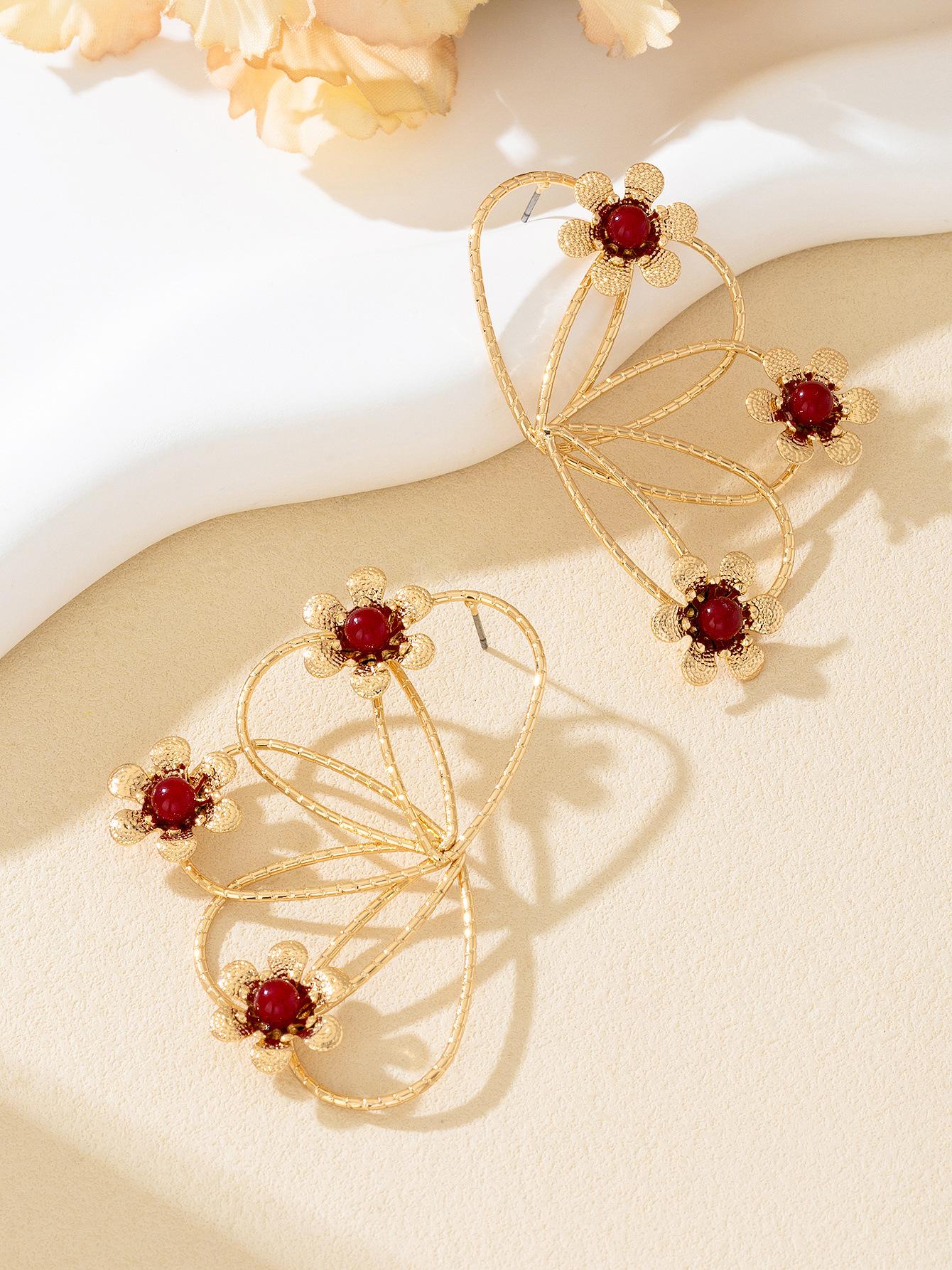 A pair of golden red flower stud earrings vint elegant earrings banquet festival
A pair of golden red flower stud earrings vint elegant earrings banquet festival