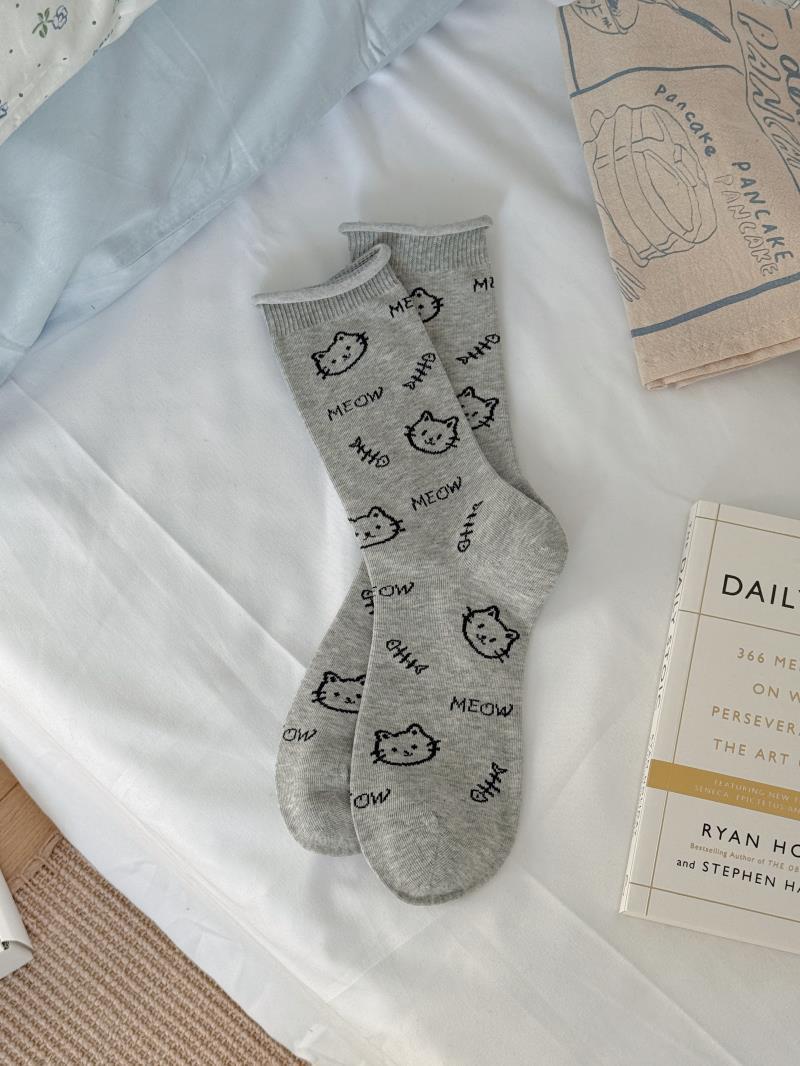 Grey Mid-Calf Cartoon Cat Print Socks - Spring/Autumn Trendy Academy Style One Size світло-сірого кольору
Grey Mid-Calf Cartoon Cat Print Socks - Spring/Autumn Trendy Academy Style One Size світло-сірого кольору