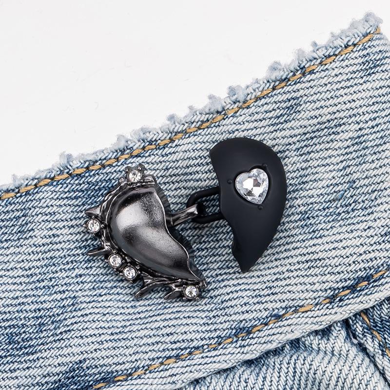 Heart-Shaped Detachable Waist-Cinching Buckle: Sew-Free Metal Button for Adjusting Large Jeans Waists.
Heart-Shaped Detachable Waist-Cinching Buckle: Sew-Free Metal Button for Adjusting Large Jeans Waists.