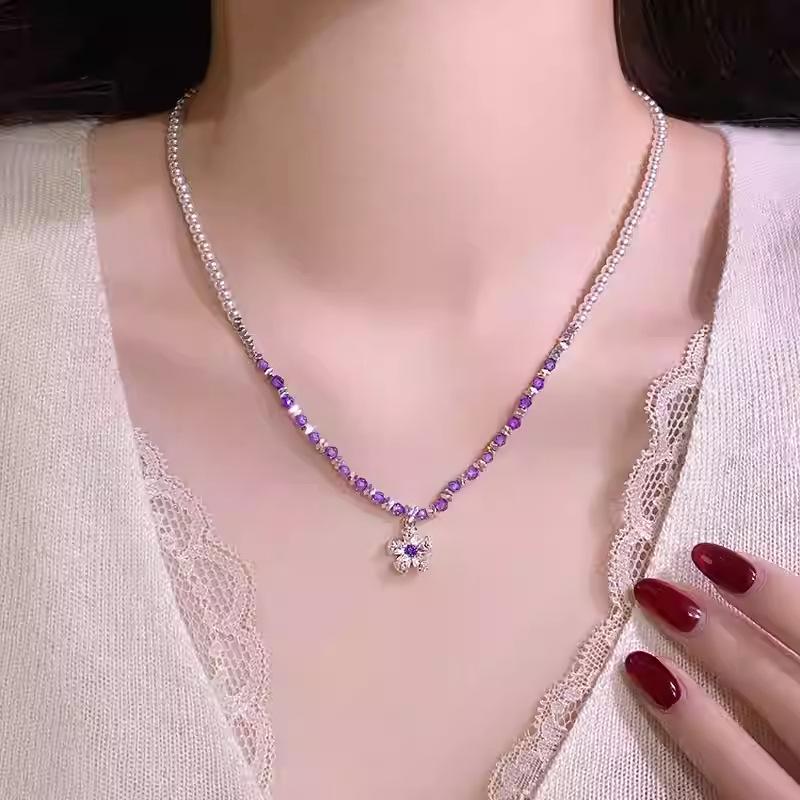 Glass, pearl, broken silver, zircon flower pendant, necklace, accessories, high-end fashion collarbone chain, new items.
Glass, pearl, broken silver, zircon flower pendant, necklace, accessories, high-end fashion collarbone chain, new items.