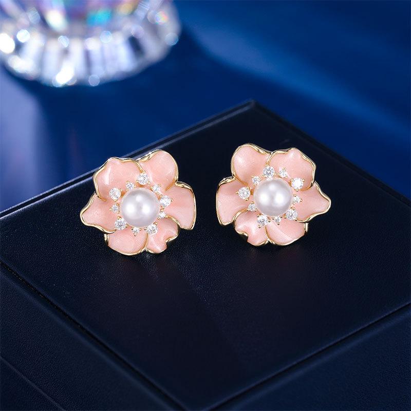 Ladies Light Luxury, Sweet and Elegant Flower Imitation Pearl Earrings Fashionable and Versatile Unique Design Feeling Earrings
Ladies Light Luxury, Sweet and Elegant Flower Imitation Pearl Earrings Fashionable and Versatile Unique Design Feeling Earrings