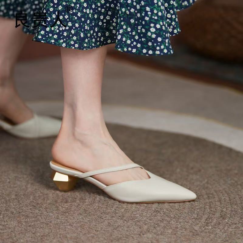Leather flat-bottomed bag head and half slippers for women s summer wear, new pointed head thick heel geometric heel for women 41 зелений
Leather flat-bottomed bag head and half slippers for women s summer wear, new pointed head thick heel geometric heel for women 41 зелений