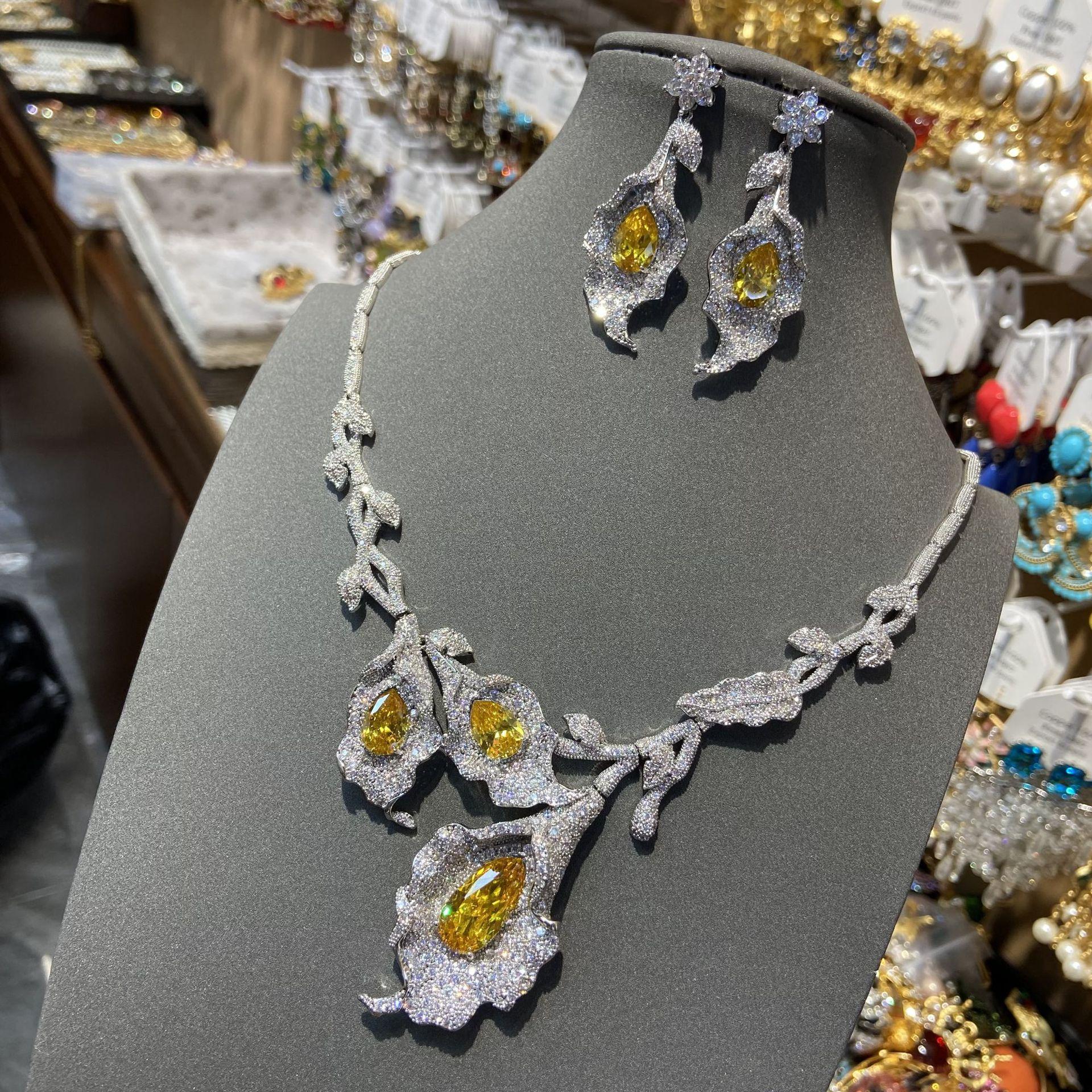 Комплект серег-ошейников Sunset Twilight Yellow с удлиненной каплей воды и виноградной лозой, свадебное ожерелье из циркония, цветочные украшения в этническом стиле
Комплект серег-ошейников Sunset Twilight Yellow с удлиненной каплей воды и виноградной лозой, свадебное ожерелье из циркония, цветочные украшения в этническом стиле