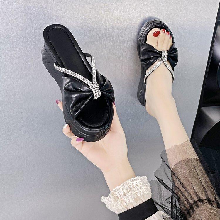Wedge heel slippers women s 2024 summer new simple word small large size rhinestone thick bottom high heel cool slippers 35 чёрный
Wedge heel slippers women s 2024 summer new simple word small large size rhinestone thick bottom high heel cool slippers 35 чёрный