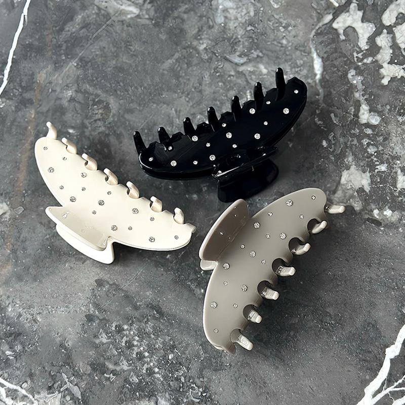 1pc new minimalist droplet shaped multi diamond hair clip, versatile and comfortable hair accessory, large shark catching clip
1pc new minimalist droplet shaped multi diamond hair clip, versatile and comfortable hair accessory, large shark catching clip