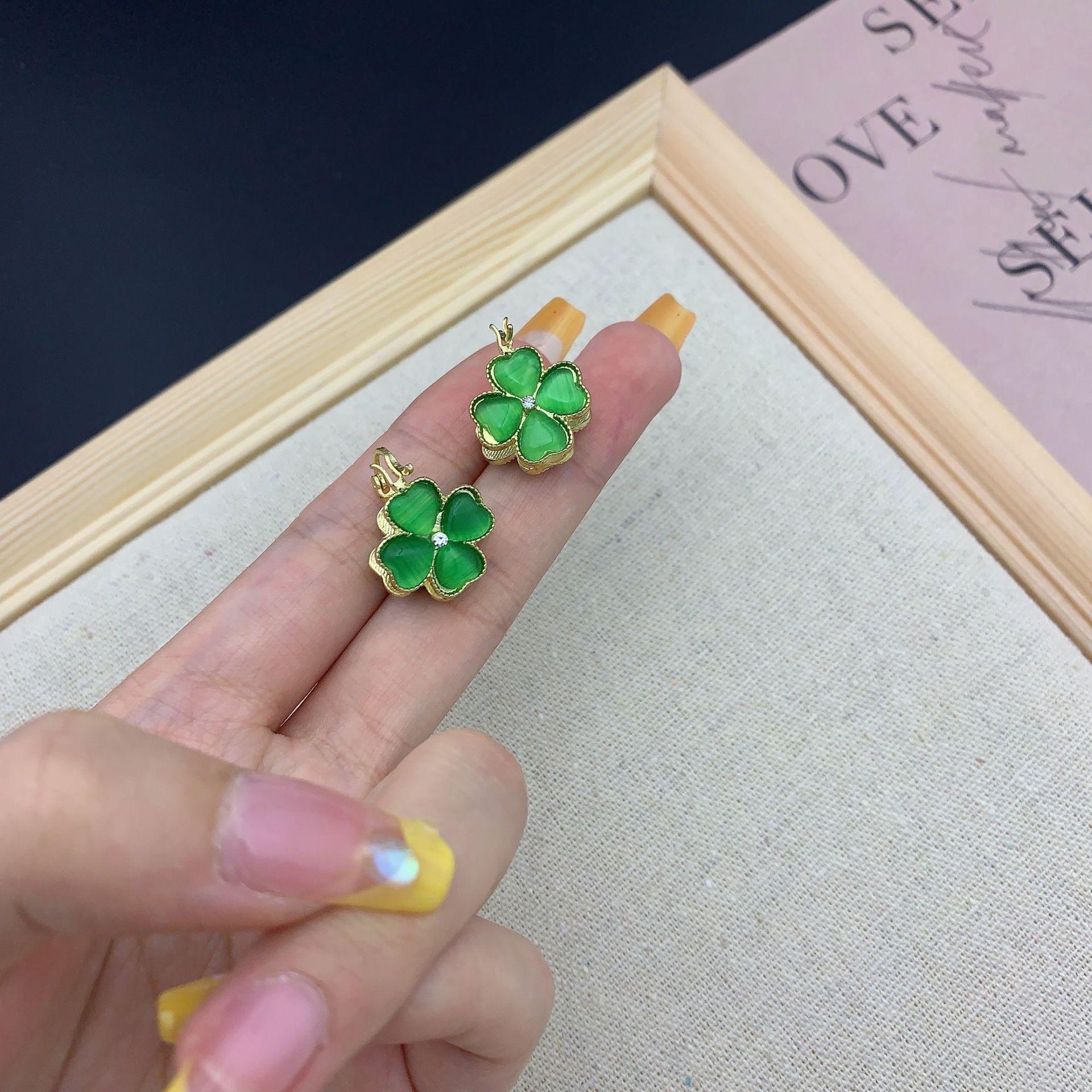 Высококачественные милые маленькие свежие серьги-цветы «четыре листа» с пряжкой, двухсторонние женские серьги с кошачьим глазом
Высококачественные милые маленькие свежие серьги-цветы «четыре листа» с пряжкой, двухсторонние женские серьги с кошачьим глазом