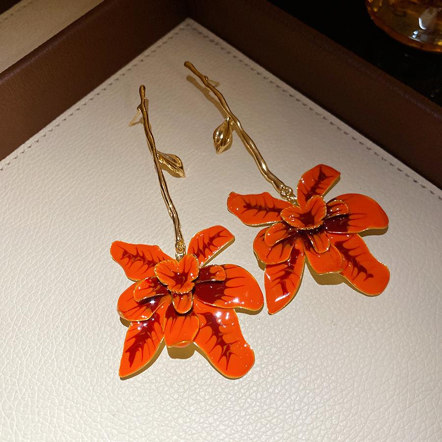 Silver needle dripping oil flower pendant earrings personality retro temperament earrings light luxury high-end earrings design sense niche
Silver needle dripping oil flower pendant earrings personality retro temperament earrings light luxury high-end earrings design sense niche