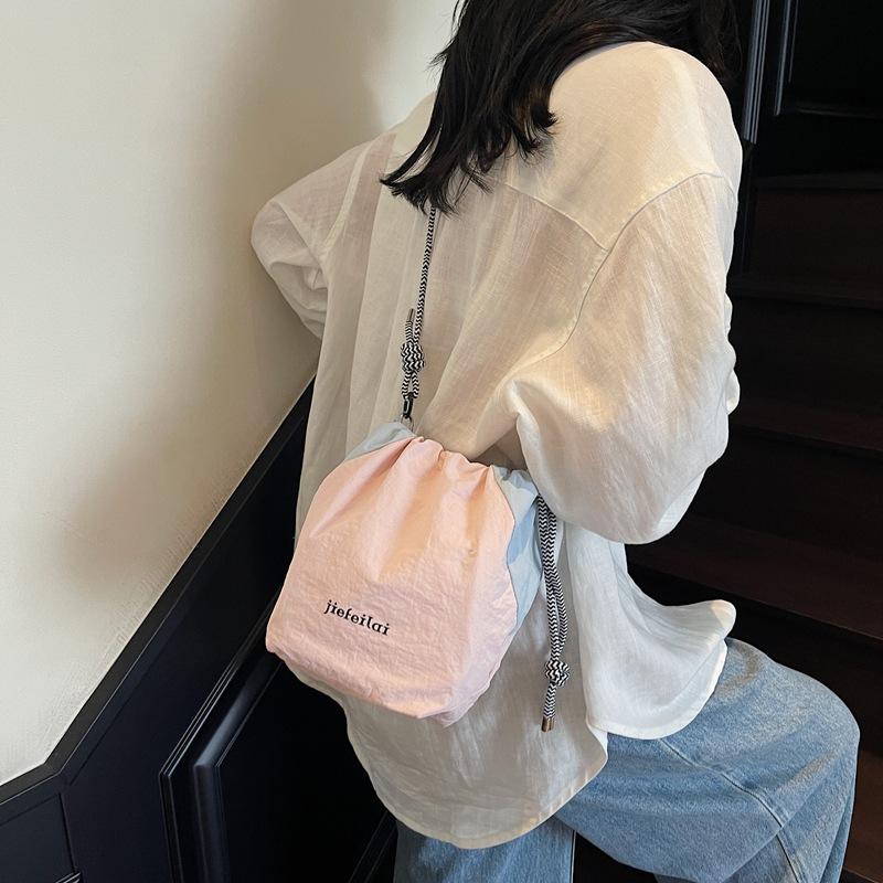 Day camera bag Women s outdoor lightweight bundle bag Portable storage bag Casual photography bag One shoulder messenger bag синій
Day camera bag Women s outdoor lightweight bundle bag Portable storage bag Casual photography bag One shoulder messenger bag синій