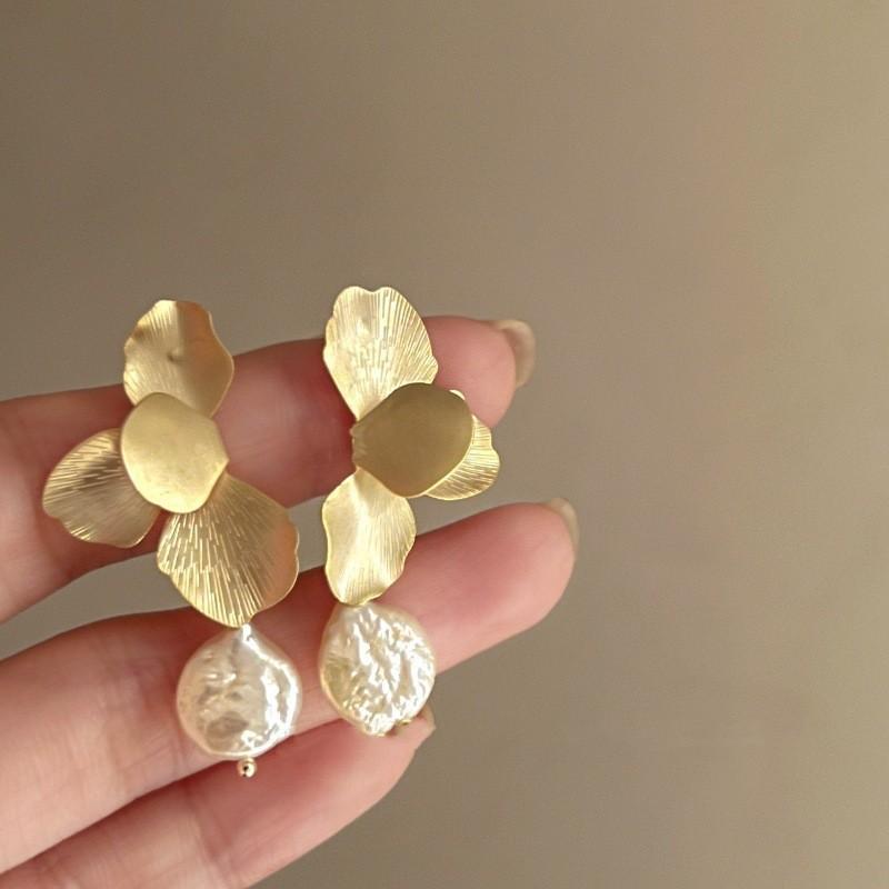 Elegant Natural Freshwater Pearls Earrings For Women Vintage Golden Petals Flower Drop Earring Jewelry For Party Wedding
Elegant Natural Freshwater Pearls Earrings For Women Vintage Golden Petals Flower Drop Earring Jewelry For Party Wedding