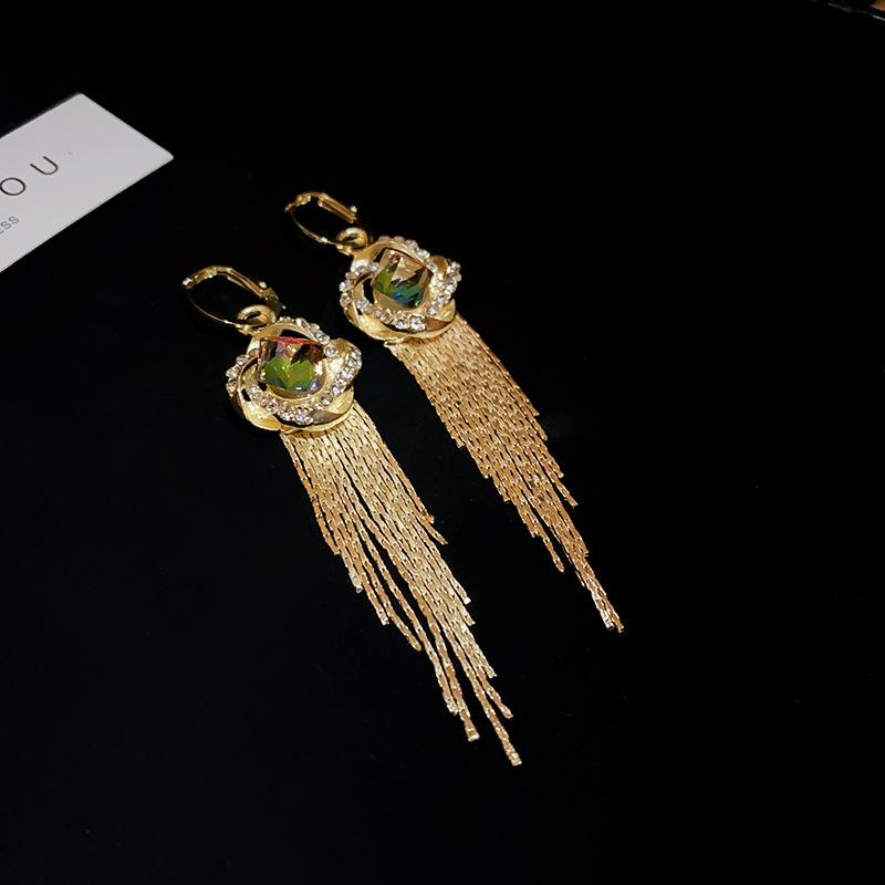 Diamond-studded Square Cross-twisted Long Tassel Earrings Retro Palace Style Earrings Temperament Earrings
Diamond-studded Square Cross-twisted Long Tassel Earrings Retro Palace Style Earrings Temperament Earrings