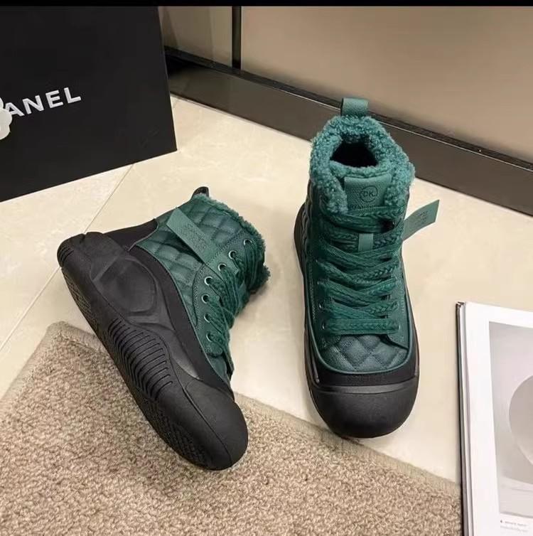 Женские зимние ботинки на толстой подошве 2025 новые ботинки с высоким голенищем с сумкой на мыске в стиле ретро на шнуровке со средним голенищем повседневные с круглым носком пушистые короткие ботинки 40 зелёный
Женские зимние ботинки на толстой подошве 2025 новые ботинки с высоким голенищем с сумкой на мыске в стиле ретро на шнуровке со средним голенищем повседневные с круглым носком пушистые короткие ботинки 40 зелёный