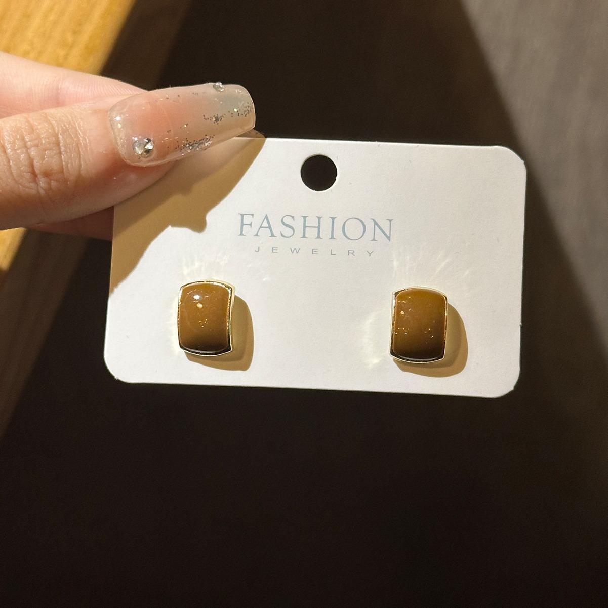 Exquisite Geometry Arc C Shaped Square Stud Earrings Women Simple Coffee Color Enamel Glaze Curved Ear Zircon Christmas Gift
Exquisite Geometry Arc C Shaped Square Stud Earrings Women Simple Coffee Color Enamel Glaze Curved Ear Zircon Christmas Gift