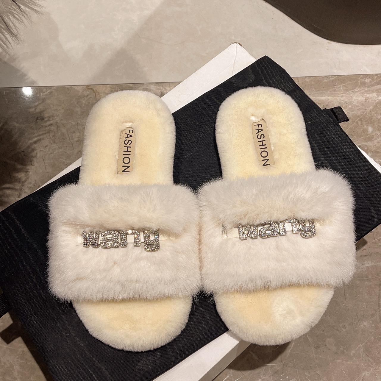 Тапочки Mao Mao модные универсальные со стразами и буквенным принтом, нескользящие, на плоской подошве, тапочки-однословки для девочек, осень-зима 2025 40 белый
Тапочки Mao Mao модные универсальные со стразами и буквенным принтом, нескользящие, на плоской подошве, тапочки-однословки для девочек, осень-зима 2025 40 белый