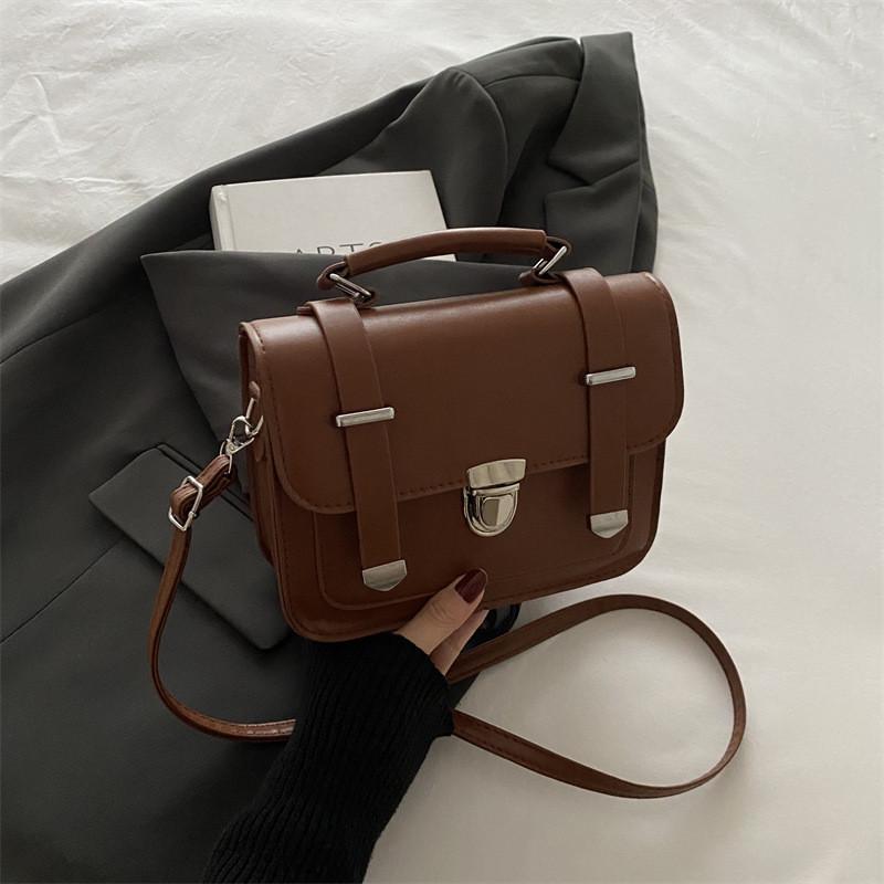 Fashionable Mid-sized Square Crossbody Bag With Unique Street Style Design коричневий
Fashionable Mid-sized Square Crossbody Bag With Unique Street Style Design коричневий