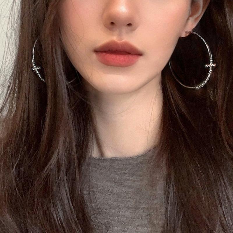 Diamond cross round earrings exquisite high-end earrings niche temperament fashionable versatile earrings women
Diamond cross round earrings exquisite high-end earrings niche temperament fashionable versatile earrings women