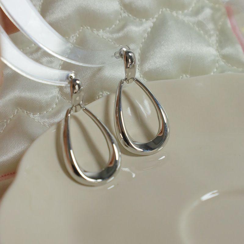 American Versatile Geometric Oval Ear Clips, Earrings with a Light Luxury Feel, Minimalist Style Water Drop Earrings for Women Without Pierced Ears A Pair of Geometric Water Droplets Earrings
American Versatile Geometric Oval Ear Clips, Earrings with a Light Luxury Feel, Minimalist Style Water Drop Earrings for Women Without Pierced Ears A Pair of Geometric Water Droplets Earrings