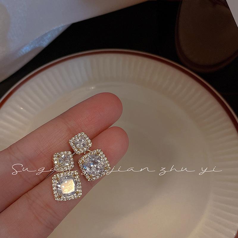 Exquisite zircon square stud earrings, simple design, small fragrance, light luxury, retro high-end atmospheric earrings, women
Exquisite zircon square stud earrings, simple design, small fragrance, light luxury, retro high-end atmospheric earrings, women