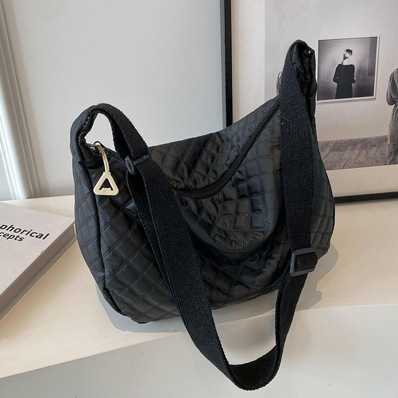 Популярная сумка-пельмень с бриллиантами Новая модная сумка кроссбоди для женщин Ins Высококлассная нишевая сумка на плечо
Популярная сумка-пельмень с бриллиантами Новая модная сумка кроссбоди для женщин Ins Высококлассная нишевая сумка на плечо