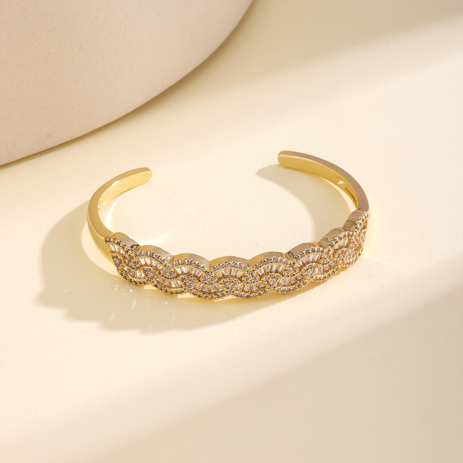 Nidin Light Luxury 5 Colors Choice Twisted Cuff Bangle Paved CZ Crystal Zircon For Women Birthday Wedding Party Jewelry Gifts 58-60mm білий
Nidin Light Luxury 5 Colors Choice Twisted Cuff Bangle Paved CZ Crystal Zircon For Women Birthday Wedding Party Jewelry Gifts 58-60mm білий