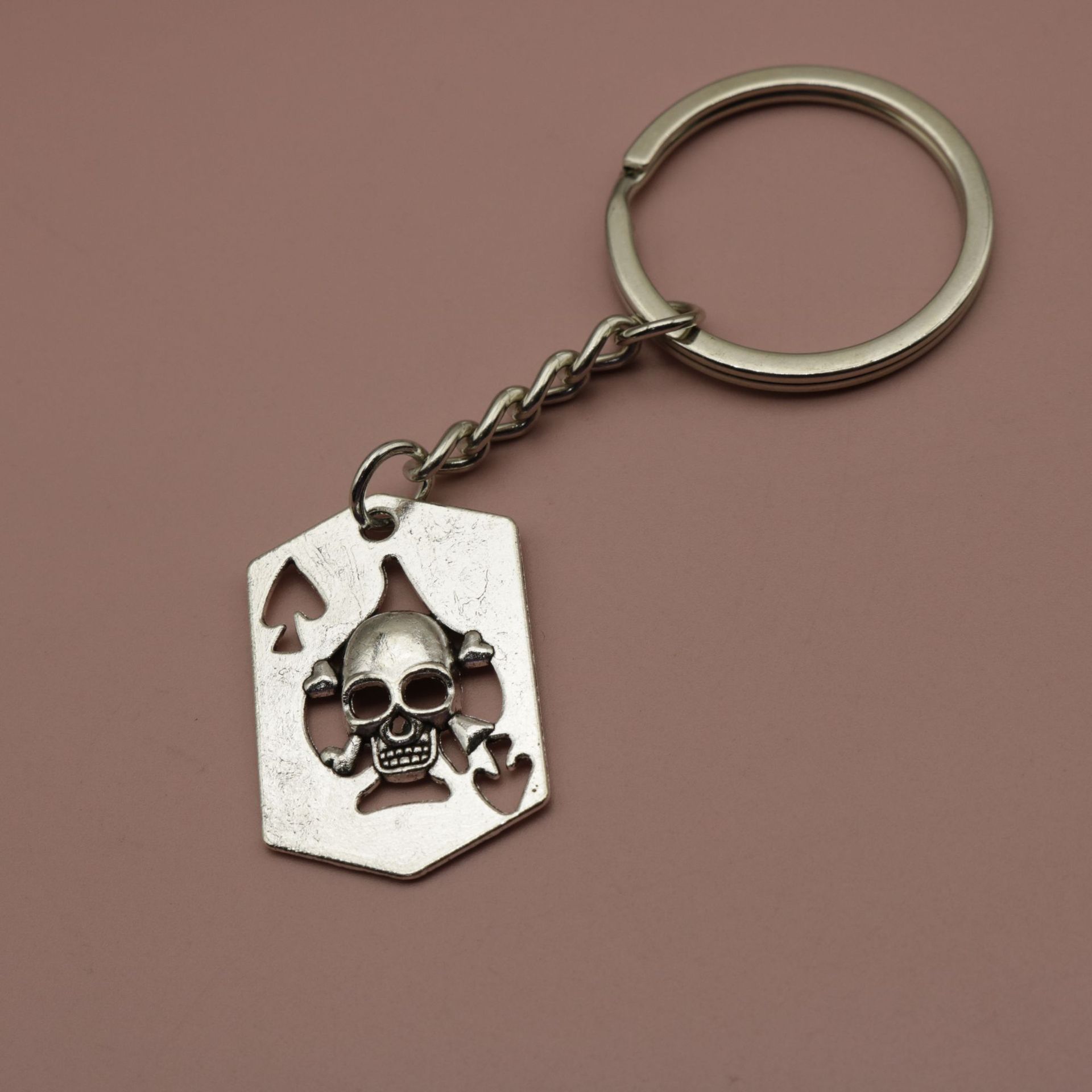 Популярные ювелирные изделия, простая подвеска-брелок с лопатой и черепом one size
Популярные ювелирные изделия, простая подвеска-брелок с лопатой и черепом one size