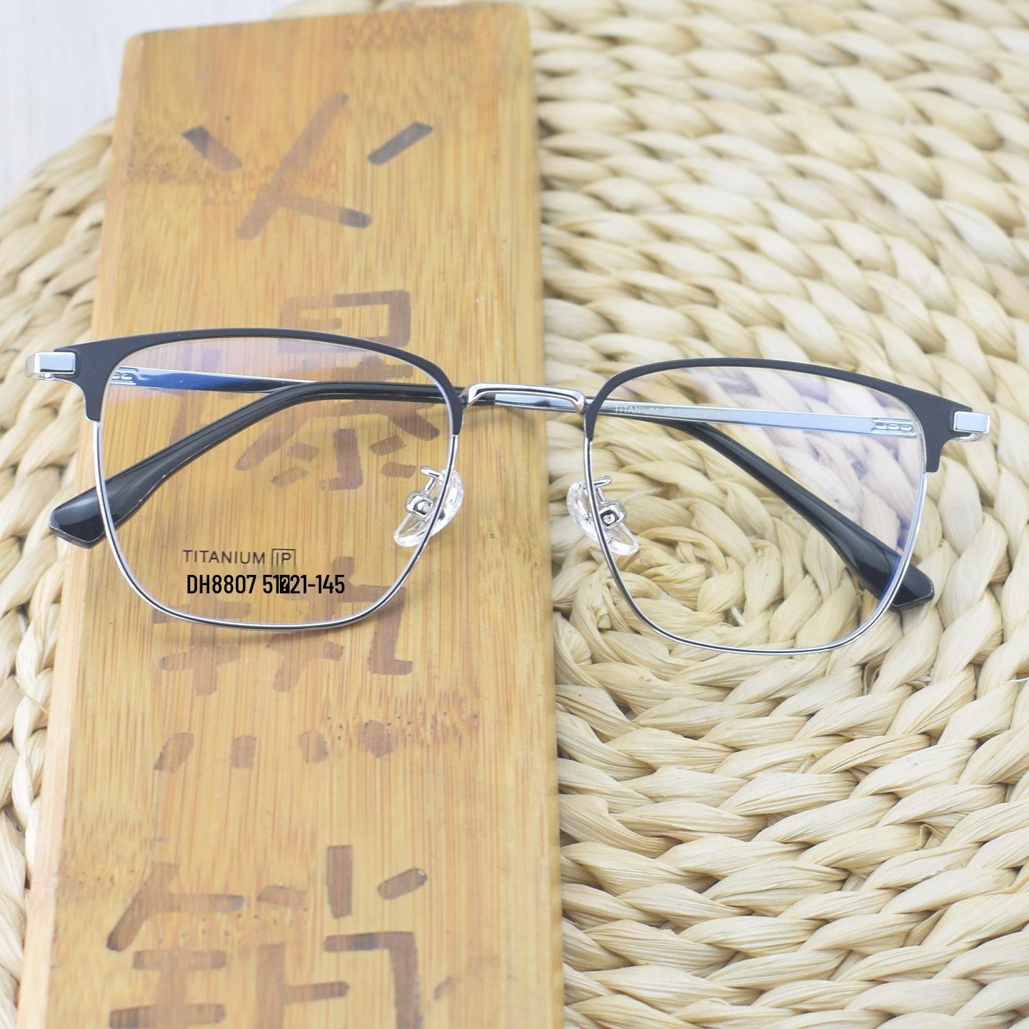 Новые полутитановые очки-брови для студентов колледжей - Коррекция миопии с деловым, литературным и дерзким стилем
Новые полутитановые очки-брови для студентов колледжей - Коррекция миопии с деловым, литературным и дерзким стилем