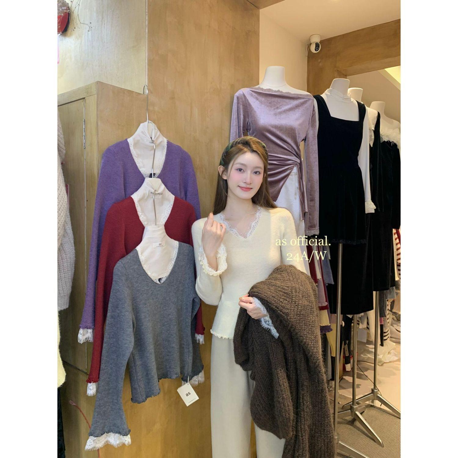 Lace-Trimmed V-Neck Bell Sleeve Knit Sweater - Women s Slim Fit Long Sleeve Top for Autumn/Winter One Size
Lace-Trimmed V-Neck Bell Sleeve Knit Sweater - Women s Slim Fit Long Sleeve Top for Autumn/Winter One Size
