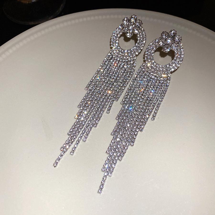 Silver needle diamond round flower fringed earrings European and American fashion stud earrings light luxury high-end earrings design sense niche
Silver needle diamond round flower fringed earrings European and American fashion stud earrings light luxury high-end earrings design sense niche