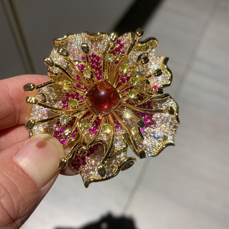 Ювелирные изделия высокого класса Tian She: Оригинальная двухслойная брошь-цветок
Ювелирные изделия высокого класса Tian She: Оригинальная двухслойная брошь-цветок