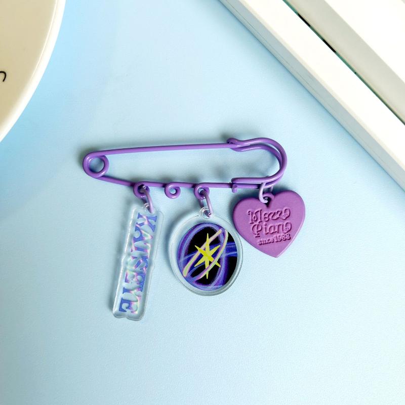 Kpop Katseye Креативна брошка Акриловий значок у формі фіолетового серця Шпилька для фанатів Сумка Аксесуари для одягу фіолетовий
Kpop Katseye Креативна брошка Акриловий значок у формі фіолетового серця Шпилька для фанатів Сумка Аксесуари для одягу фіолетовий