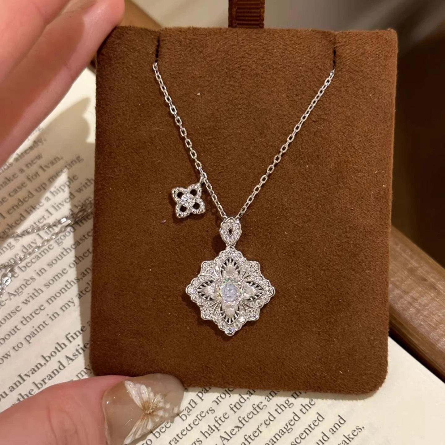 Classic Sparkling purple gemstone Flower Pendant Necklace High Luxury inlay Diamonds Clavicle Chain Wedding Jewelry Gift 45cm серебряный
Classic Sparkling purple gemstone Flower Pendant Necklace High Luxury inlay Diamonds Clavicle Chain Wedding Jewelry Gift 45cm серебряный