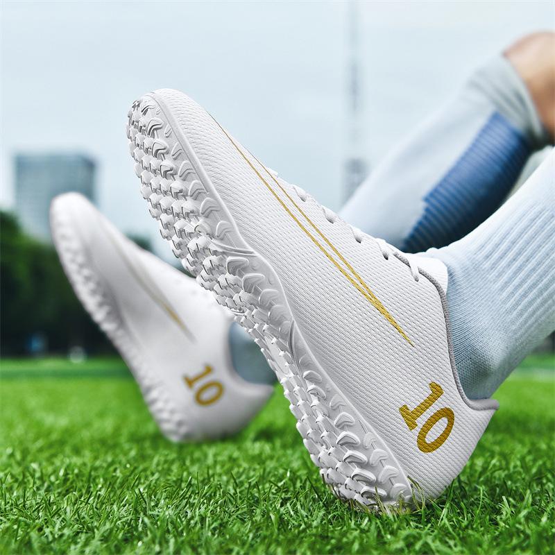 New football shoes children s artificial grass training shoes spikes young students non-slip competition shoes 46
New football shoes children s artificial grass training shoes spikes young students non-slip competition shoes 46