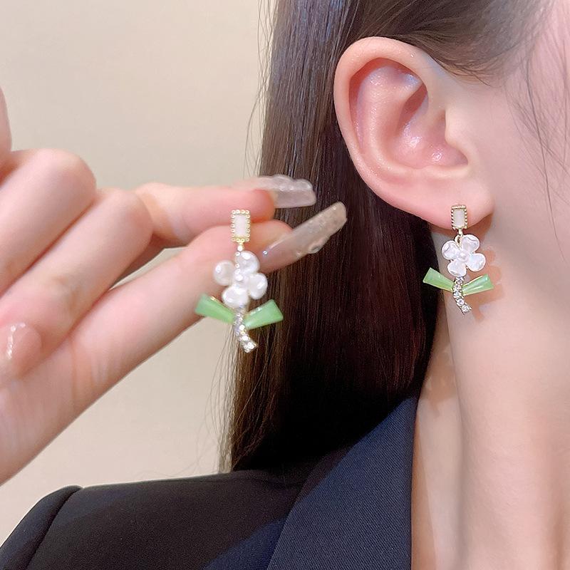 Серьги с зелеными листьями и белым цветком камелии для женщин, модные маленькие и свежие серьги с цветком темперамента, ювелирные изделия для вечеринки
Серьги с зелеными листьями и белым цветком камелии для женщин, модные маленькие и свежие серьги с цветком темперамента, ювелирные изделия для вечеринки