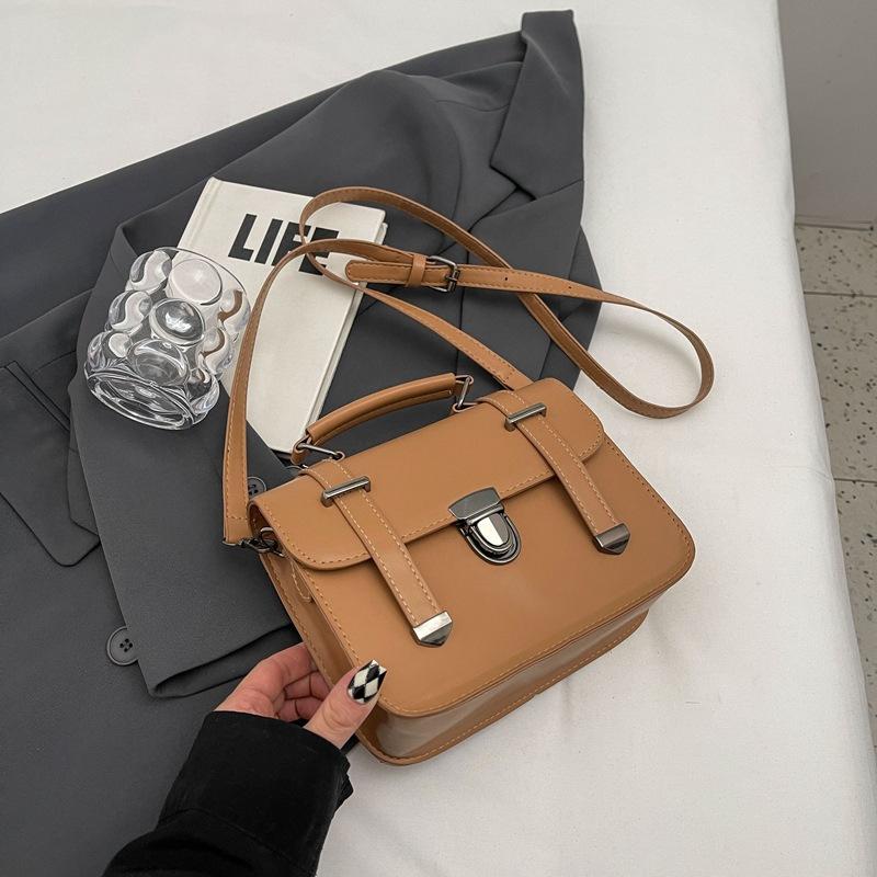 Популярная сумка этого года 2025 зима новая ретро сумочка простая модная на плечо мессенджер повседневная маленькая квадратная сумка хаки
Популярная сумка этого года 2025 зима новая ретро сумочка простая модная на плечо мессенджер повседневная маленькая квадратная сумка хаки